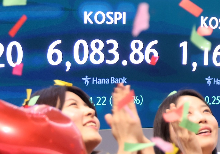 코스피가 종가 기준 사상 처음 6000선을 돌파한 25일 오후 서울 중구 하나은행 본점 딜링룸에서 직원들이 축하 세리머니를 하고 있다. 2026.2.25 (ⓒ뉴스1, 무단 전재-재배포 금지)