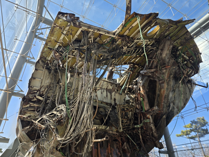 반파된 모습은 북한의 공격이 얼마나 치밀했는지 보여준다.