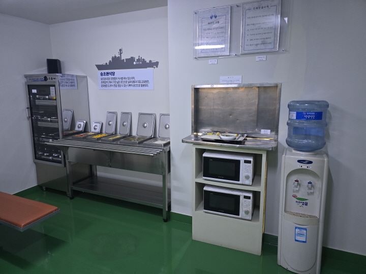 마지막으로 식사했던 식단과 환경을 재현했다.