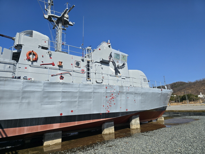 인양된 참수리 357정. 붉은색으로 표시된 부분이 총탄이 관통한 자리다.