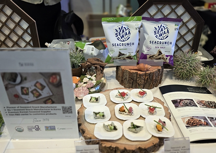 한 입씩 시식해볼 수 있었다.