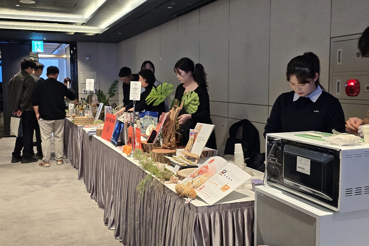 제품을 보며 시식을  할 수 있도록 돼 있었다.