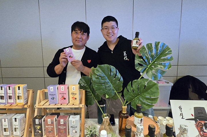 왕신과 해여름 대표가 제품을 들고 있다.