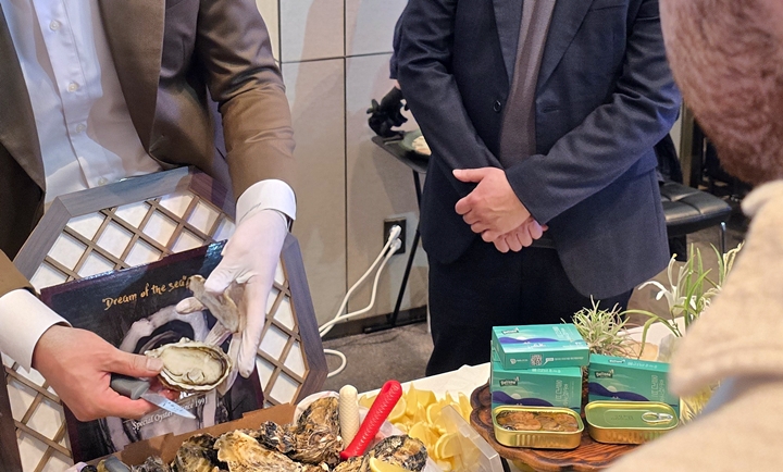 특별한 굴을 선보여 관심을 끌었다.