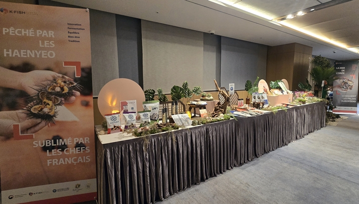 홀 외부에도 전시 홍보를 하고 있었다.