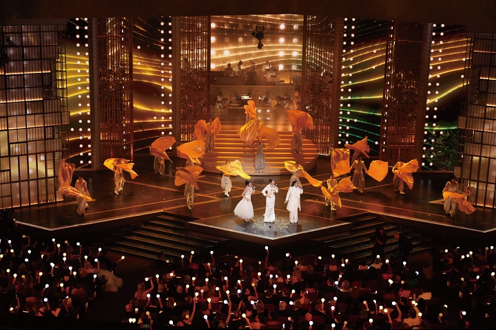 넷플릭스 애니메이션 '케이팝 데몬 헌터스'의 주제가 '골든'을 부른 레이 아미, 이재, 오드리 누나가 3월 15일(현지시간) 미국 로스앤젤레스 할리우드 돌비극장에서 열린 제98회 아카데미 시상식에서 축하공연을 펼치고 있다.