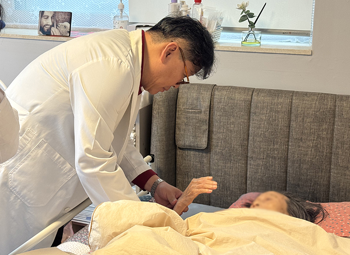 유창훈 센터장이 중증요양상태 2등급 환자를 살피고 있다. 2026.3.19 (사진=정책브리핑)