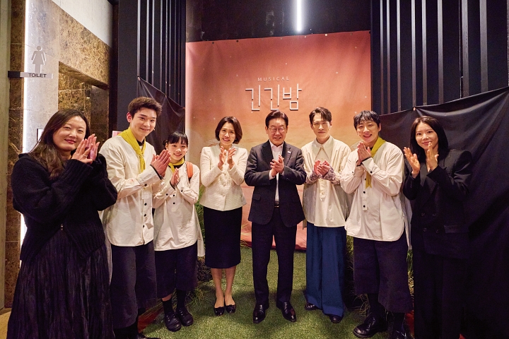 이재명 대통령 부부가 3월 18일 저녁 서울 대학로 링크아트센터드림에서 창작뮤지컬 '긴긴밤' 배우들과 기념촬영하고 있다. 이 대통령 부부는 이날 '문화가 있는 날' 홍보차 해당 공연을 관람하고 마로니에 공원 주변을 산책하며 시민들과 인사를 나눴다.