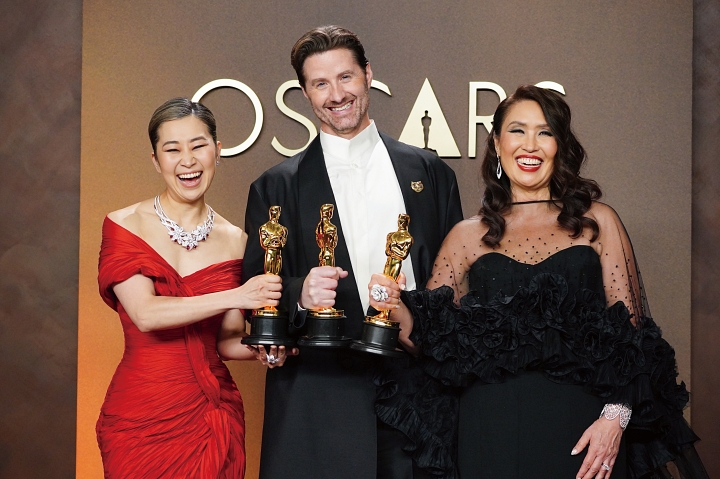 3월 15일(현지시간) 미국 로스앤젤레스 돌비극장에서 열린 제98회 아카데미 시상식에서 장편 애니메이션상을 받은 매기 강 감독, 크리스 아펠한스 감독, 제작자 미셸 웡.