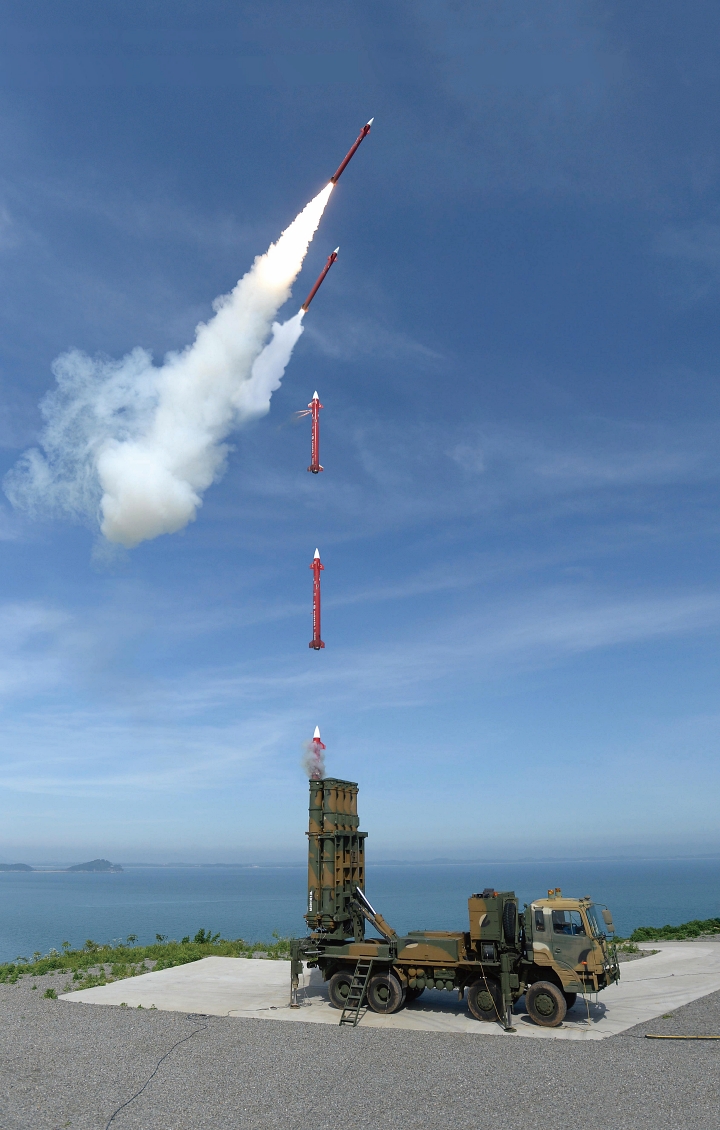 천궁-Ⅱ(M-SAM Ⅱ)가 콜드론칭(Cold Launching) 방식을 활용해 발사되고 있다.