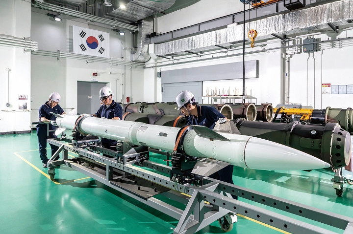 LIG 넥스원 엔지니어들이 천궁-Ⅱ 미사일을 살펴보고 있다.