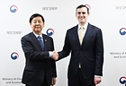 구윤철 부총리 겸 재정경제부 장관이 19일 서울 종로구 정부서울청사에서 댄 카츠 IMF 수석 부총재와 기념촬영을 하고 있다. (재정경제부 제공. 재판매 및 DB 금지) 2026.3.19(ⓒ뉴스1, 무단 전재-재배포 금지)