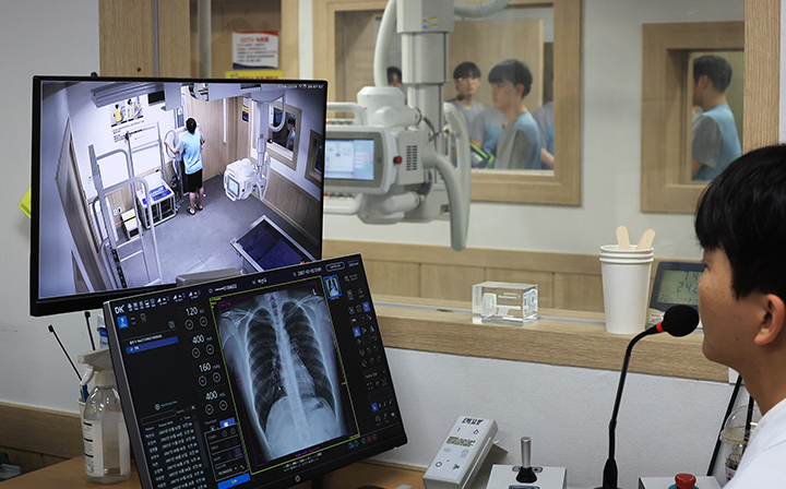 15일 영등포구 서울지방병무청에서 병역판정 대상자들이 흉부 엑스레이 검사를 받고 있다. 2026.1.15 (사진=저작권자(c) 연합뉴스, 무단 전재-재배포 금지)