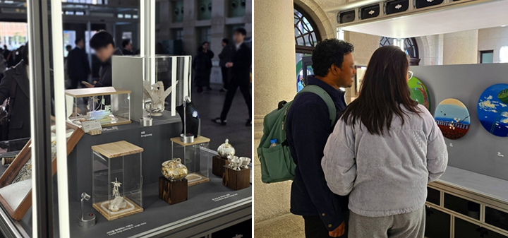 (좌) 전시를 둘러보는 관람객들 (우) 외국인 관람객이 전시를 보며 이야기를 나누고 있다.