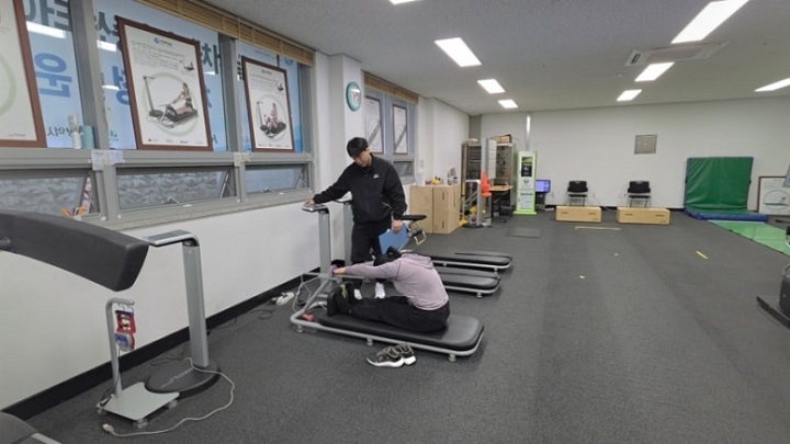 유연성을 테스트하는 검사와 윗몸 일으키기도 했다