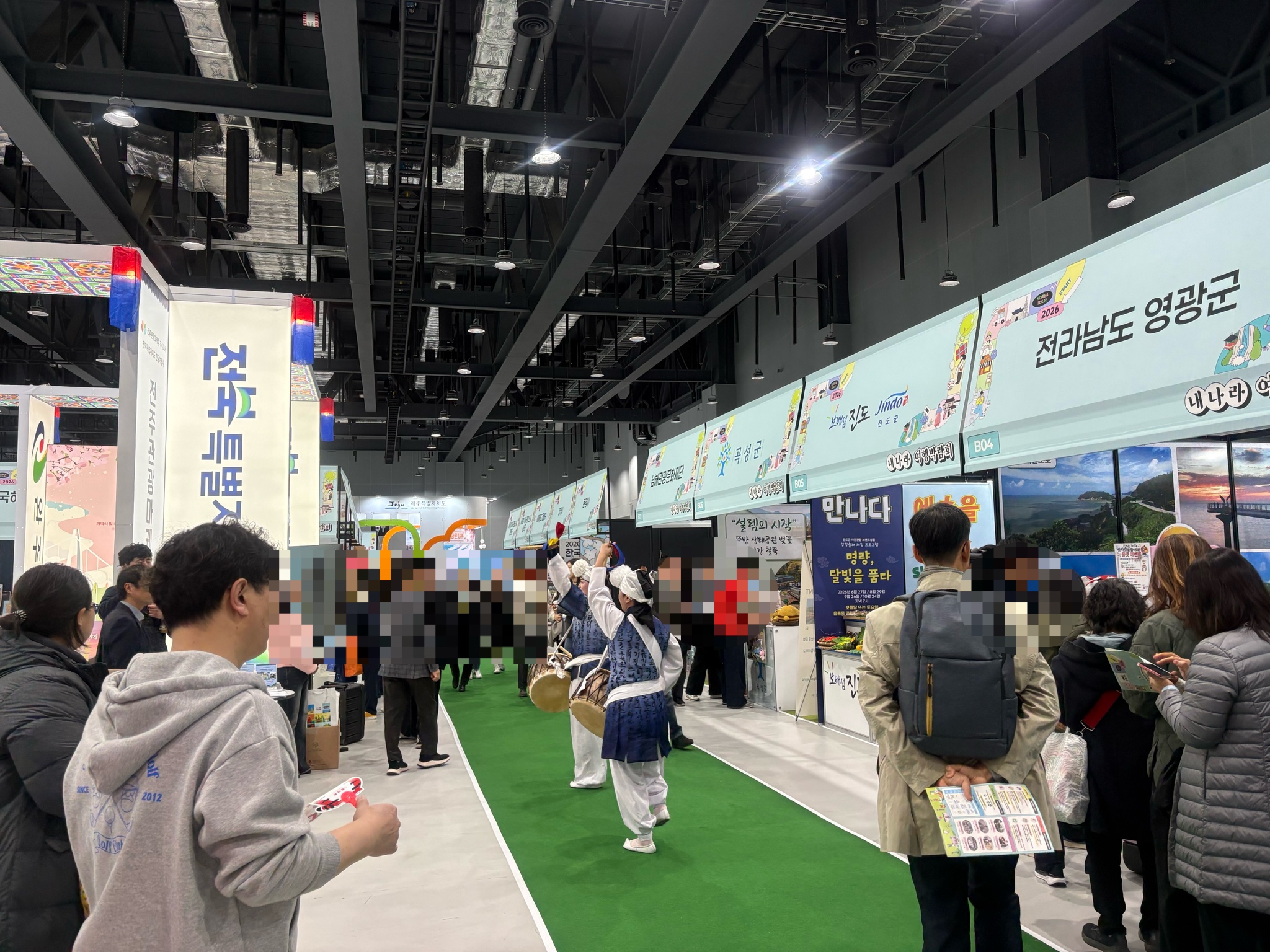 '내나라 여행박람회' 부스 사이에서 전통공연을 진행중이다.