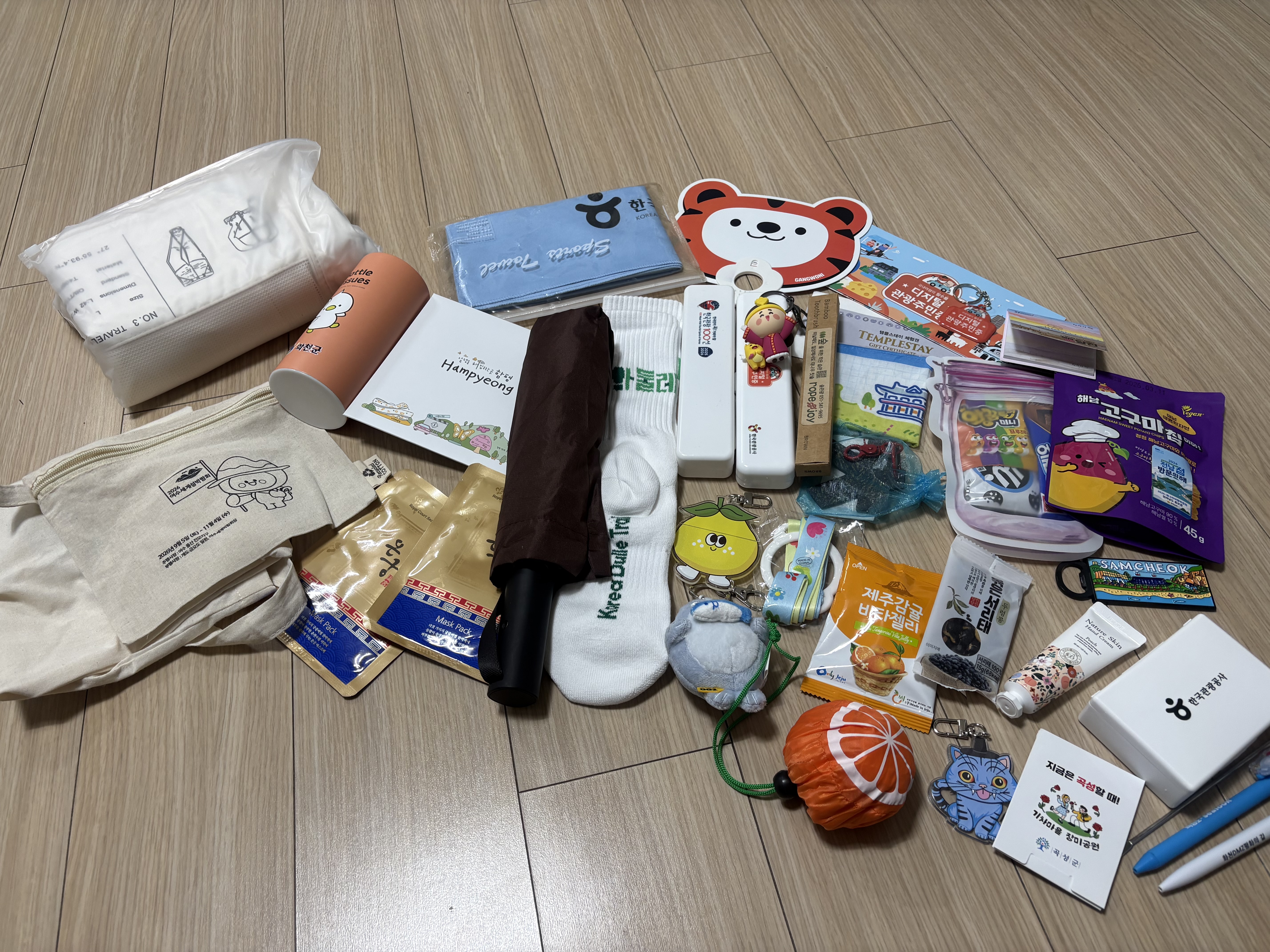 '내나라 여행박람회'에서 받은 다양한 지역 특색 경품들