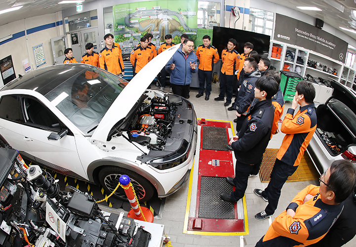 '대구소방안전본부 전기자동차 화재진압 역량 강화 교육'에 참가한 소방관들이 전기차를 살펴보며 구동장치와 배터리 구조 등에 대한 설명을 듣고 있다. 2026.1.15 (ⓒ뉴스1, 무단 전재-재배포 금지)