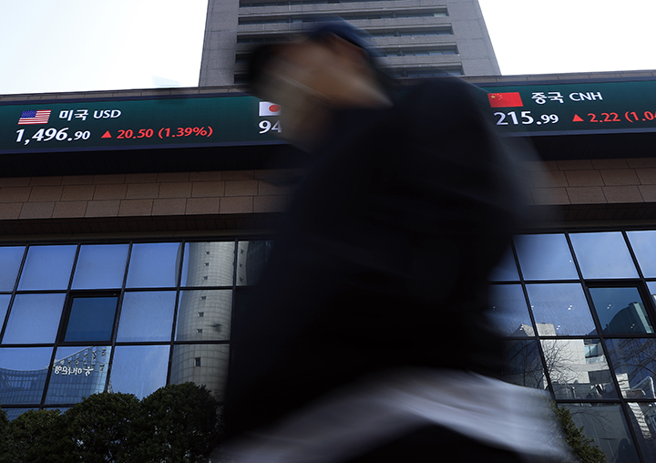 서울 중구 명동의 은행 외벽에 환율이 표시되어 있다.(사진은 기사 내용과 직접적 관련 없음) 2026.3.9 (ⓒ뉴스1, 무단 전재-재배포 금지)