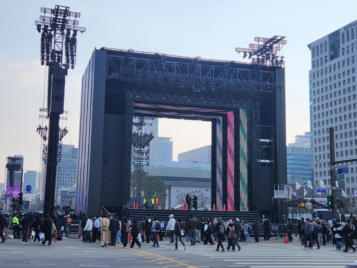 BTS 공연이 열리기 전날 오후, 광화문광장에 무대가 마련되었다. 광화문 앞에서 바라본 무대 모습.
