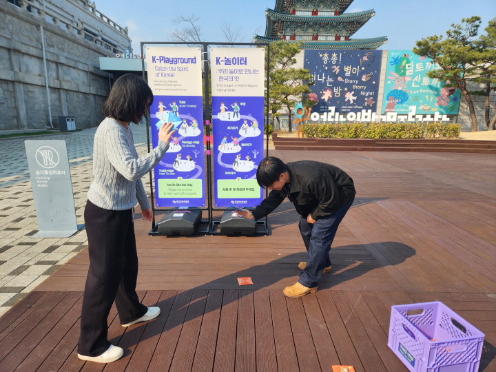 국립민속박물관 야외에서 전통 놀이 체험을 운영하고 있었다. K-문화를 관람하는 것에서 나아가 '함께 경험하는 문화'로 확장하고 있다.