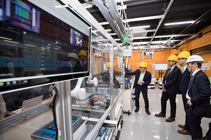 배경훈 부총리 겸 과학기술정보통신부 장관이 23일 오후 대전광역시 유성구 KAIST를 방문해 '피지컬 AI 통합 플랫폼' 관련 설명을 듣고 있다.(사진= 과기정통부 제공)