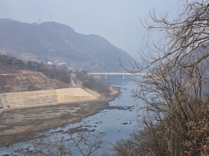 충주댐 하류 전경.