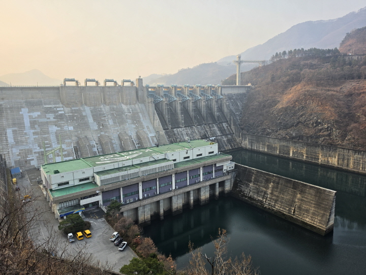 물의 낙차를 이용해 전력을 생산한다.