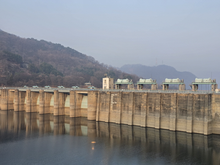 충주댐으로 조성된 충주호.