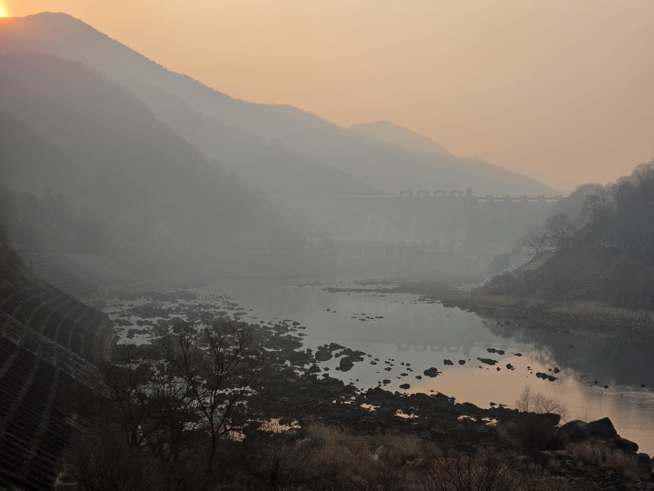 깊은 안개 속에 모습을 희미하게 드러내는 충주댐.