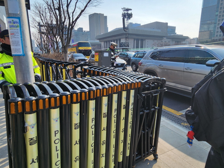광화문광장 곳곳에 경찰과 안전요원이 배치돼 인파 흐름을 통제하고 있었다.