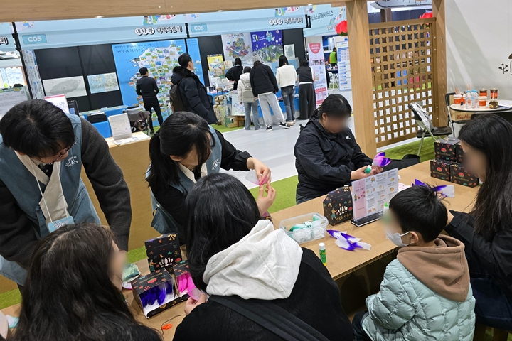 연꽃등 만드는 체험을 하고 있는 관람객들.