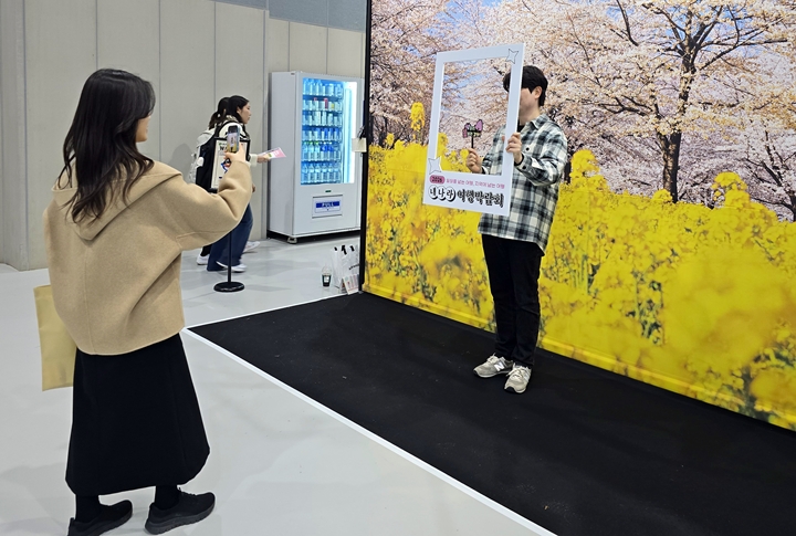 남자친구 사진을 찍어주고 있다.