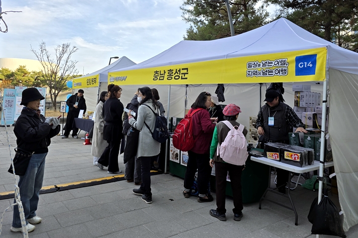 야외 마곡광장에서 열린 내나라 로컬'맛'켓.