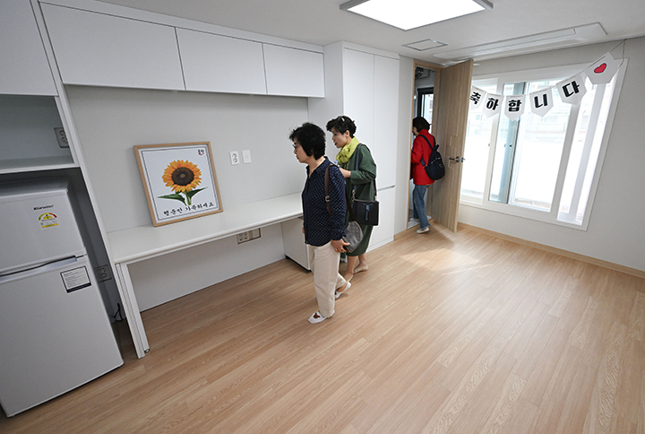 30일 오후 서울 동작구 양녕 청년 주택을 찾은 방문객들이 내부를 살펴보고 있다. 2024.4.30 (ⓒ뉴스1, 무단 전재-재배포 금지)