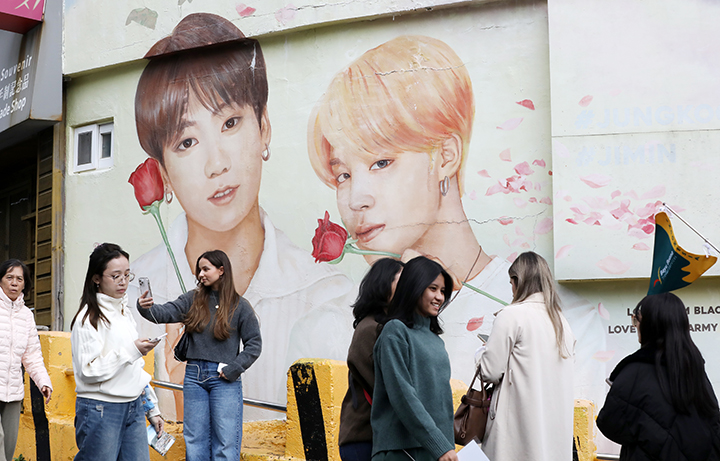 방탄소년단(BTS) 컴백 공연을 이틀 앞둔 19일 부산 서구 감천문화마을에서 외국인 관광객들이 부산이 고향인 BTS 멤버 정국·지민이 그려진 대형 벽화를 배경으로 기념촬영을 하고 있다.(ⓒ뉴스1, 무단 전재-재배포 금지)