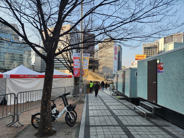 임시 의료 막사와 구급차, 간이 화장실도 곳곳에 배치돼 관람객의 안전과 편의를 동시에 고려한 모습이었다.