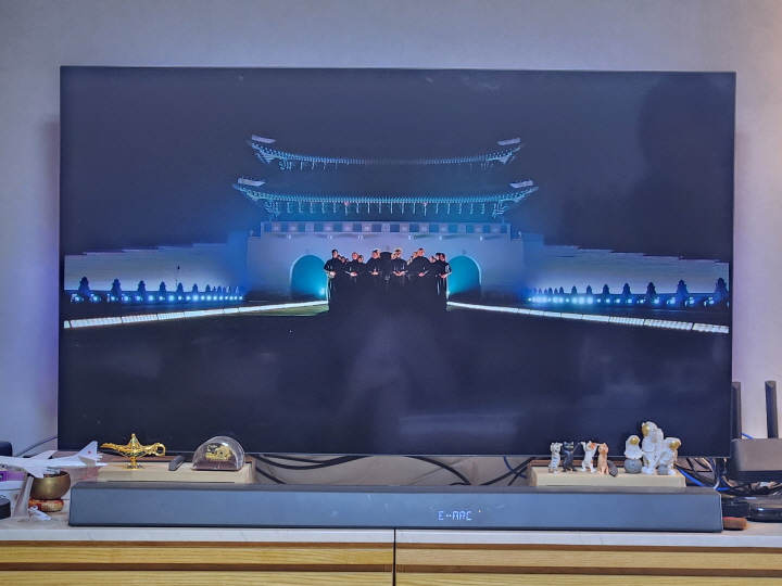 넷플릭스를 통해 전 세계 190여개 국에 생중계된 BTS 공연의 첫 장면에 광화문이 배경으로 등장했다.(출처=넷플릭스)