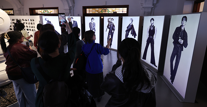 20일 서울 중구 신세계백화점 본점 헤리티지 뮤지엄에 마련된 'BTS POP-UP : ARIRANG'에서 외국인 관광객들이 전시를 둘러보고 있다.(ⓒ뉴스1, 무단 전재-재배포 금지)