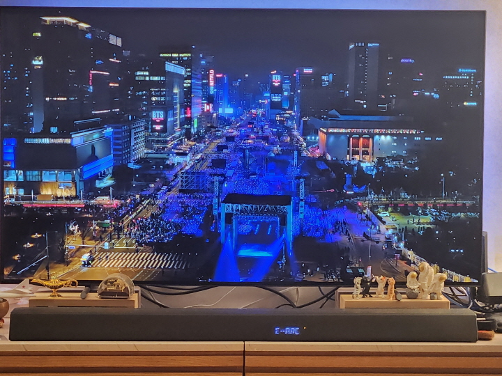 광화문에서 시청, 숭례문으로 이어지는 도심 곳곳에 모인 관람객들은 질서정연하게 자리를 잡고 공연을 관람하고 있었다.(출처=넷플릭스)