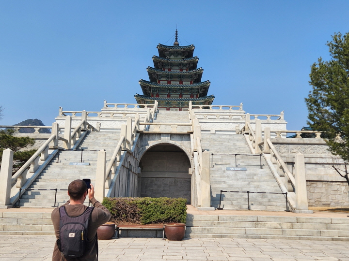 광화문광장에서 도보로 이동할 수 있는 국립민속박물관은 K-문화의 뿌리를 이해할 수 있는 공간이다.