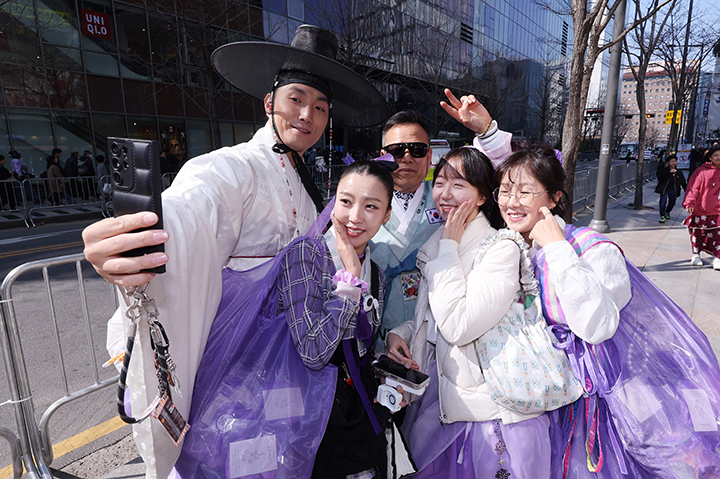 방탄소년단(BTS) 컴백 공연일인 21일 서울 광화문광장 인근에서 한복을 입은 아미들이 기념촬영을 하고 있다.(ⓒ뉴스1, 무단 전재-재배포 금지)