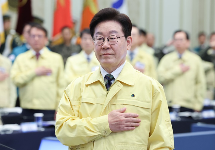 이재명 대통령이 23일 청와대에서 열린 제59차 중앙통합방위회의에서 국민의례를 하고 있다. 2026.3.23(ⓒ뉴스1, 무단 전재-재배포 금지)