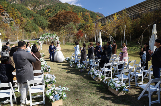 설악산생태탐방원 숲 결혼식 사진 (출처 : 국립공원공단 홈페이지)