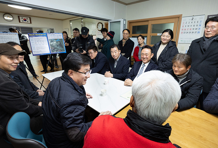 김성환 기후에너지환경부 장관이 경기도 여주시 율극1리 마을회관에서 한강수계 햇빛소득마을 조성사업 계획 설명을 듣고, 사업 관계자 및 마을 주민들과 의견을 나누고 있다. 2026.2.13 (ⓒ뉴스1, 무단 전재-재배포 금지)