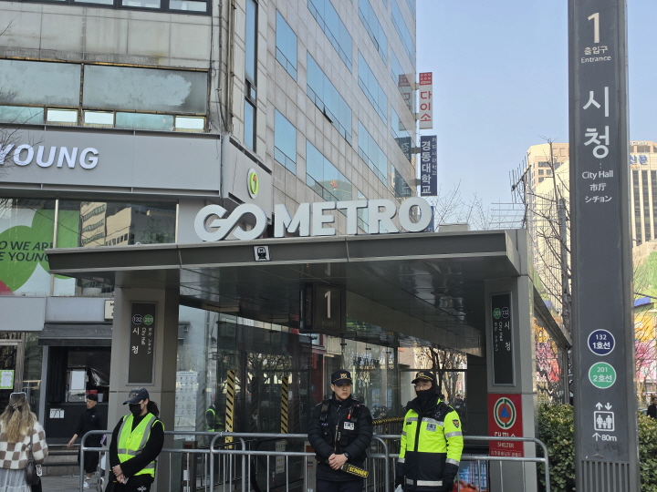 공연 당일, 시청역과 광화문역 등은 폐쇄됐고, 지하철은 무정차 통과했다.