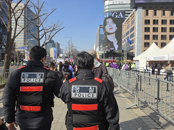 인파가 몰리면, 경찰이 빠르게 도착한다.