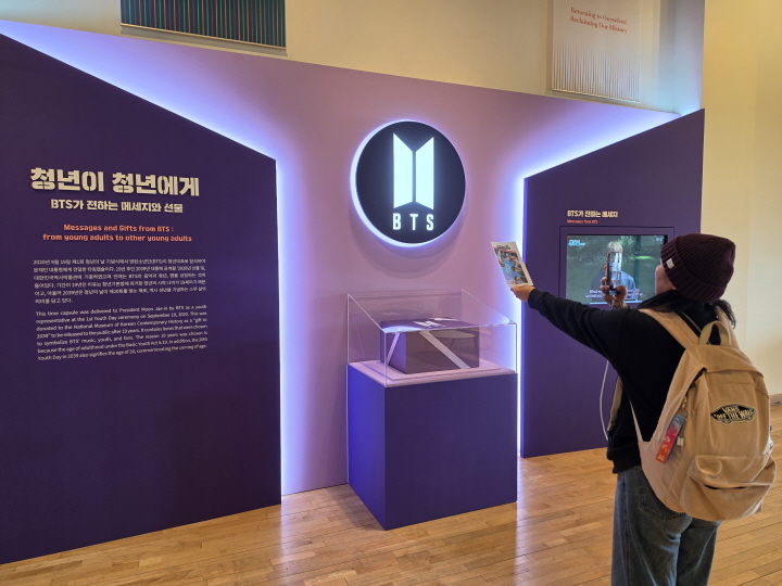 전시를 기념하는 외국인 관광객.