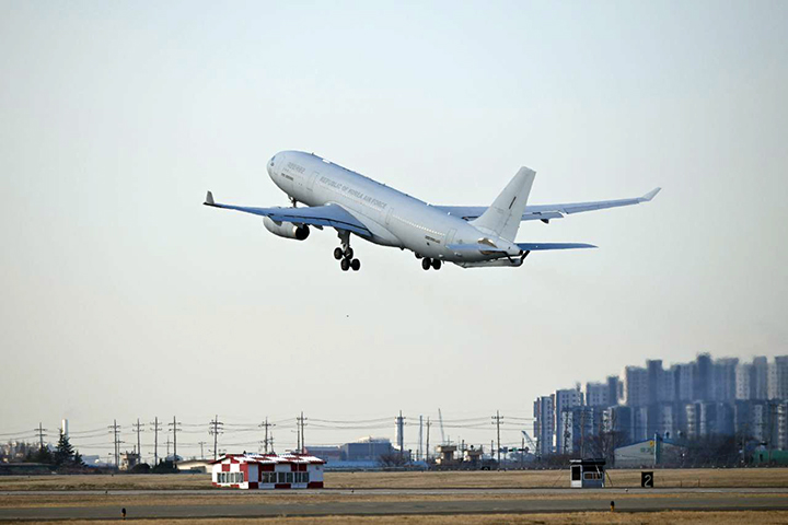 지난 14일 김해기지에서 공군 공중급유수송기(KC-330)가 사우디아라비아를 향해 이륙하고 있다.(사진=외교부 제공)