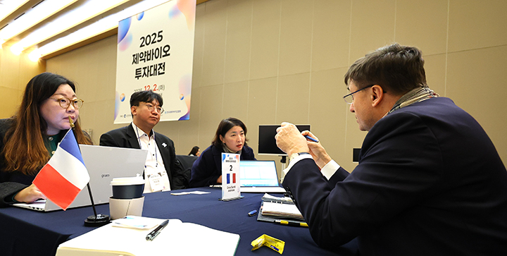 2일 인천 연수구 송도컨벤시아에서 열린 '2025 제약바이오투자대전'에서 한국을 찾은 해외 바이어들이 상담하고 있다. 2025.12.2 (사진=저작권자(c) 연합뉴스, 무단 전재-재배포 금지)